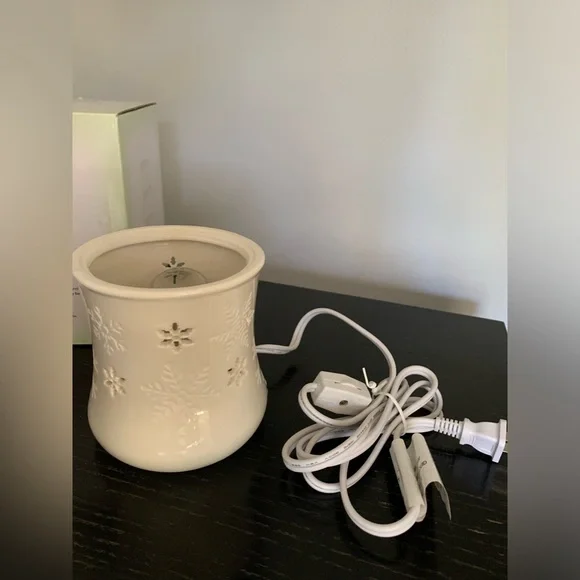 Scentsy Full Size Christmas Warmer Blizzard - Picture 6 of 10